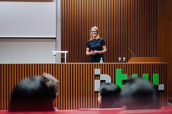 Professorin im Hörsaal © HTW Berlin/Alexander Rentsch Professorin im Hörsaal