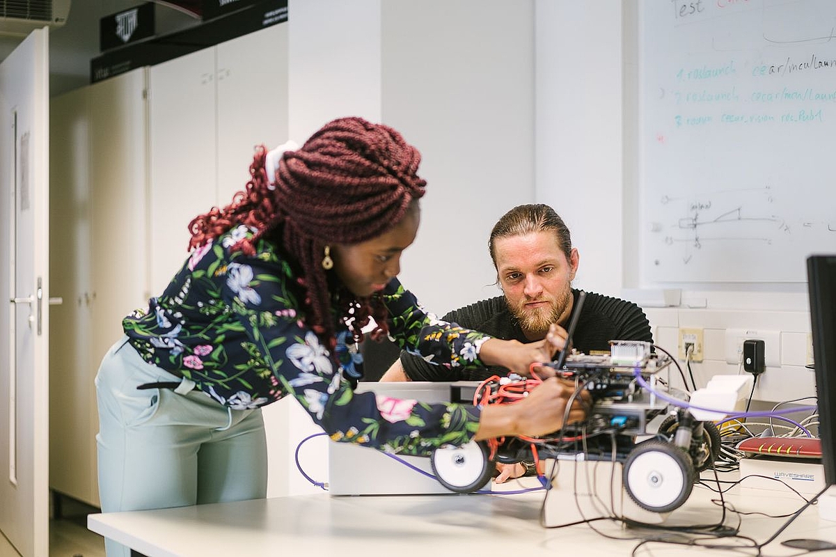 Zwei Studierende im Studiengang Computer Engineering arbeiten an einem computergesteuerten Fahrzeug © HTW Berlin/Alexander Rentsch