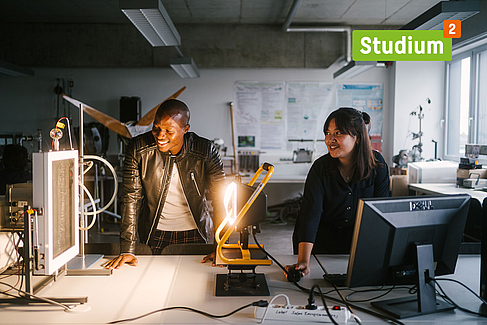 Zwei Studierende im Labor "Solar Energiewandlung", rechts oben das Logo von "Studium hoch zwei"