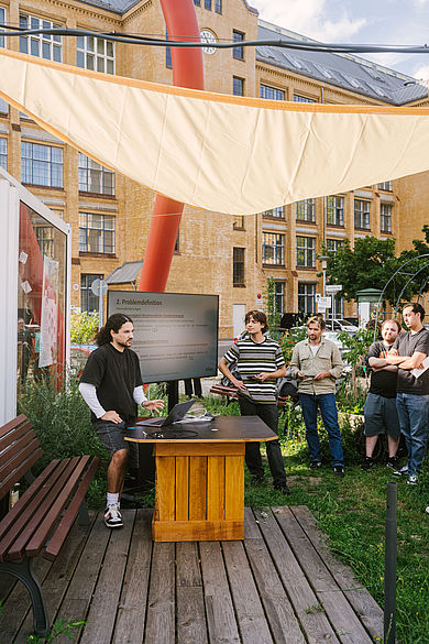 Die Studierenden präsentierten die Semainarergebnisse an einem mobilen Bildschirm © HTW Berlin/Alexander Rentsch