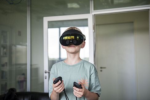 Ein Kind testet eine VR-Brille bei der Langen Nacht der Wissenschaften 2024 © HTW Berlin/Florian von Ploetz