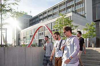 Studierende auf dem Campus Wilhelminenhof © HTW Berlin/Nikolas Fahlbusch Studierende auf dem Campus Wilhelminenhof