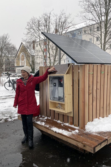 Ann-Morla Meyer präsentiert die neue Solar-Ladestation am Schmollerplatz © Foto: Ann-Morla Meyer