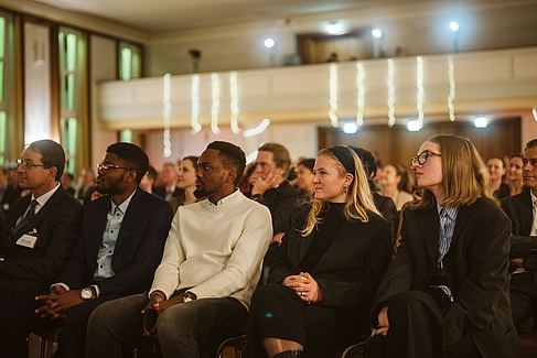 Blick ins Publikum: In der ersten Reihe sitzen der DAAD-Preisträger und die beiden Preisträgerinnen des Diversity Preises.