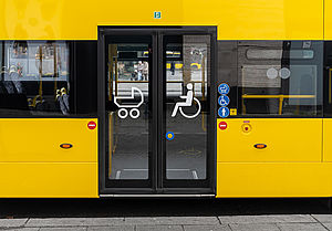 Yellow Bus in Berlin © istock.com/Reinhard Krull