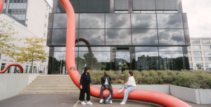 Drei Studierende auf dem Campus Wilhelminenhof