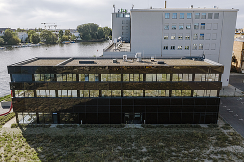 Eventlocation auf dem Campus Wilhelminenhof mit Gebäude H und Gebäude G (im Hintergrund)