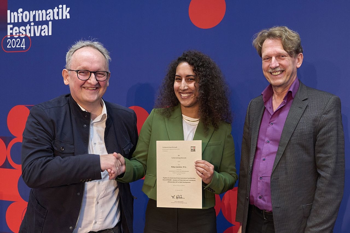 v.l.n.r.: Prof. Dr. Thomas Barton (1. Vorsitzender FBTI), Mahja Sarschar, rechts Prof. Dr. Klaus Lang (2. Vorsitzender FBTI)