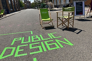 Schriftzug Public Design am Boden vor Gebäude A am Campus © HTW Berlin